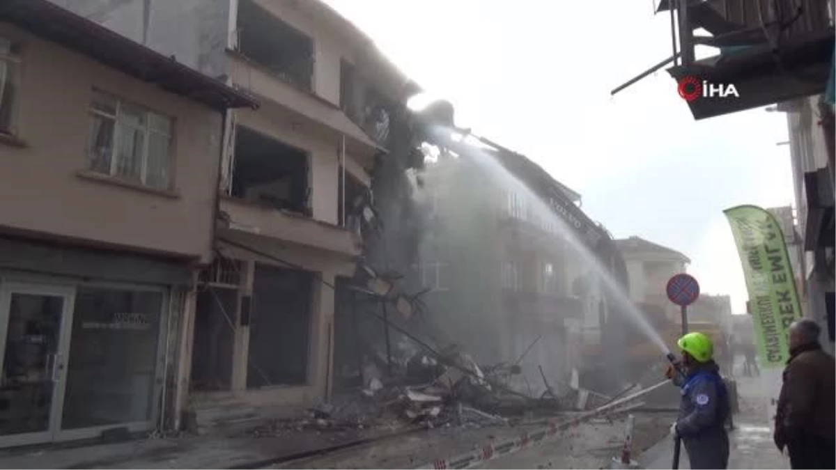 Düzce\'de ağır hasarlı binaların yıkımına başlandı