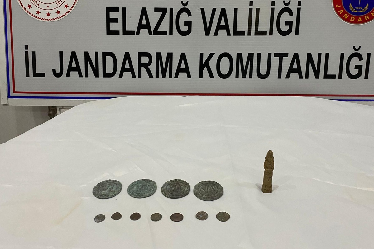 Elazığ\'da tarihi 11 sikke ile üzerinde haç işareti bulunan heykelcik ele geçirildi