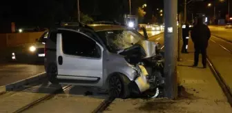 Kontrolden çıkan araç tramvay elektrik direğine çarptı: 1 ölü, 3 yaralı