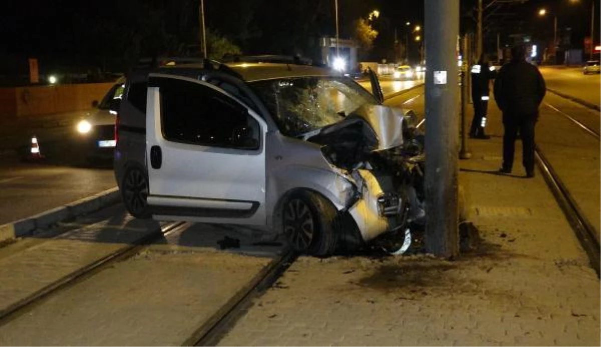 Kontrolden çıkan araç tramvay elektrik direğine çarptı: 1 ölü, 3 yaralı