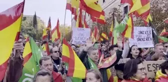 İspanya'da aşırı sağcı Vox partisi erken seçim talebiyle gösteri düzenledi