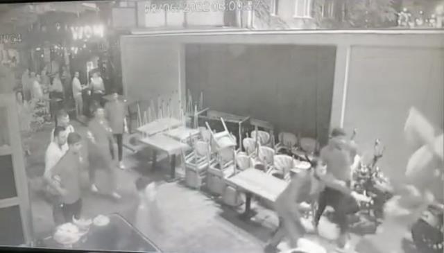 İstanbul'un göbeğinde vale dehşeti! Park ücreti vermeyi kabul etmeyen 5 arkadaşı demir sopalarla öldüresiye dövdüler İstanbul'un göbeğinde vale dehşeti! Park ücreti vermeyi kabul etmeyen 5 arkadaşı demir sopalarla öldüresiye dövdüler