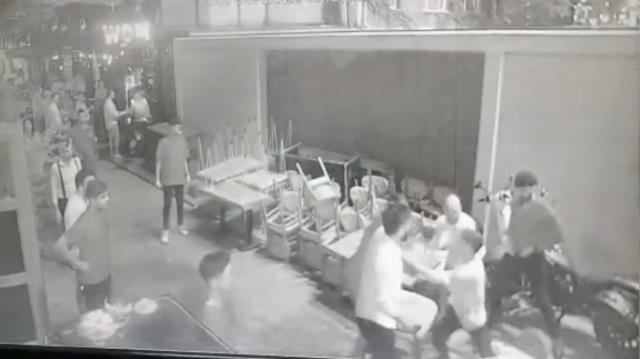 İstanbul'un göbeğinde vale dehşeti! Park ücreti vermeyi kabul etmeyen 5 arkadaşı demir sopalarla öldüresiye dövdüler İstanbul'un göbeğinde vale dehşeti! Park ücreti vermeyi kabul etmeyen 5 arkadaşı demir sopalarla öldüresiye dövdüler