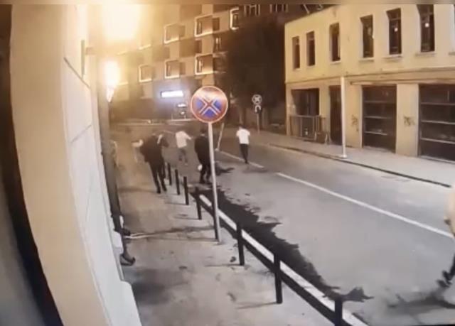 İstanbul'un göbeğinde vale dehşeti! Park ücreti vermeyi kabul etmeyen 5 arkadaşı demir sopalarla öldüresiye dövdüler İstanbul'un göbeğinde vale dehşeti! Park ücreti vermeyi kabul etmeyen 5 arkadaşı demir sopalarla öldüresiye dövdüler