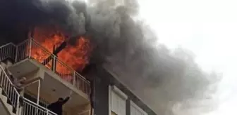 İzmir'de 4 katlı binanın çatı katı alev alev yandı