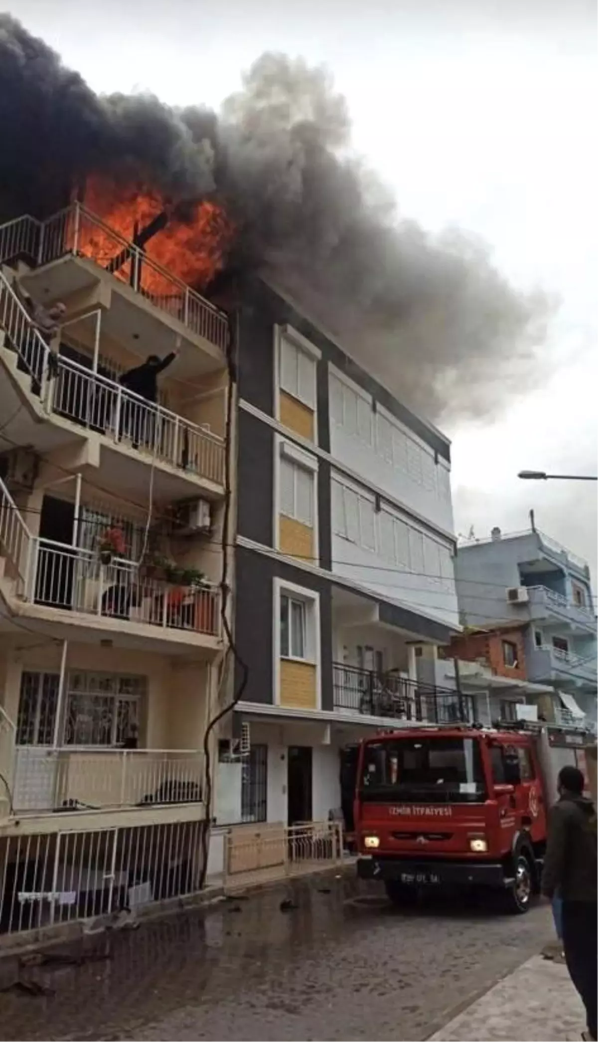 İzmir\'de 4 katlı binanın çatı katı alev alev yandı