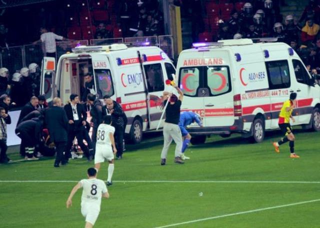 İzmir derbisinde kaleciye korner direkli saldırı! Göztepe-Altay maçı ertelendi