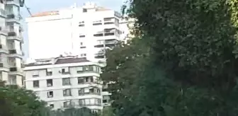 Kadıköy'de otomobilin çatısına asılan gençlerin tehlikeli yolculuğu kamerada