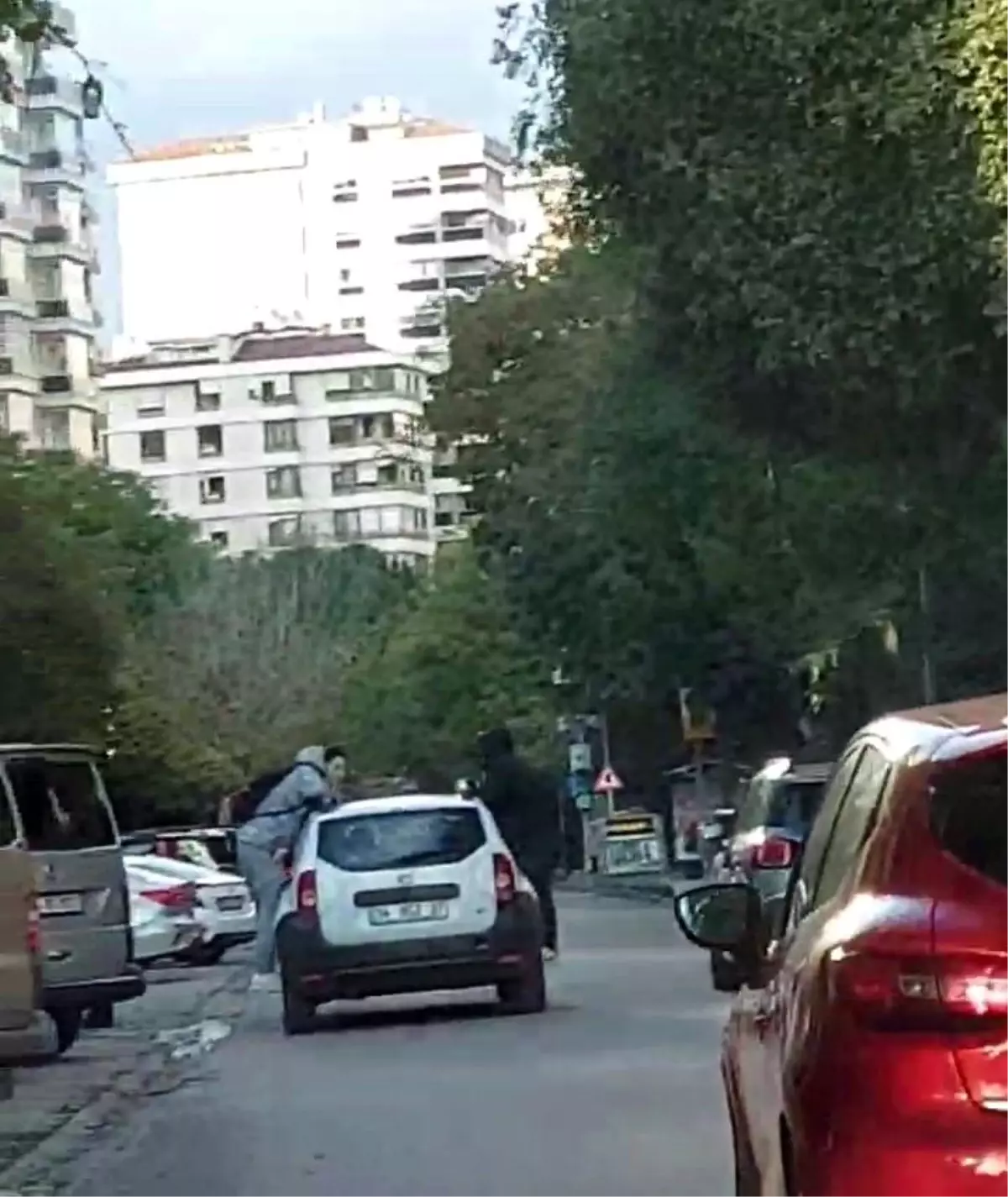 Kadıköy'de otomobilin çatısına asılan gençlerin tehlikeli yolculuğu kamerada