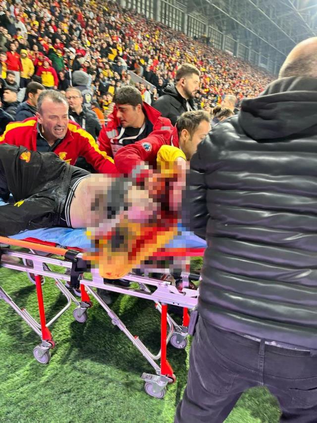 Kaleciye korner direğiyle saldırılan İzmir derbisinde olaylar nasıl başladı? İşte yaşananlar Kaleciye korner direğiyle saldırılan İzmir derbisinde olaylar nasıl başladı? İşte yaşananlar