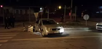 Kavşakta iki otomobil çarpıştı: 2 yaralı