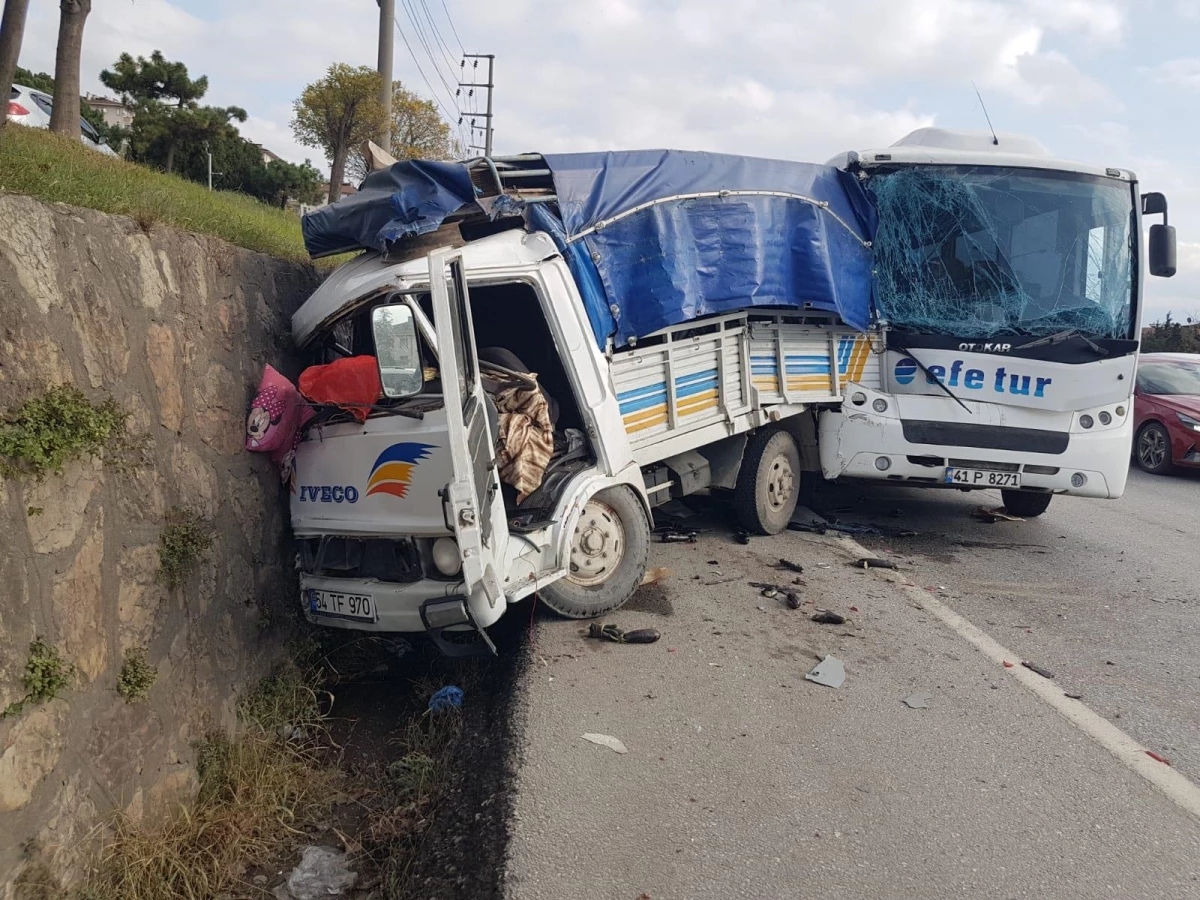 Kocaeli\'de servis midibüsü ile kamyonet çarpıştı, 4 kişi yaralandı