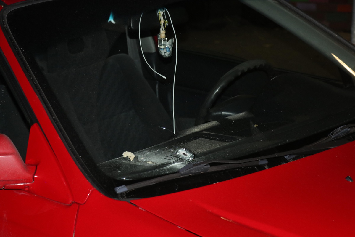 Kocaeli\'de silahlı kavgada yoldan geçen otomobile mermi isabet etti