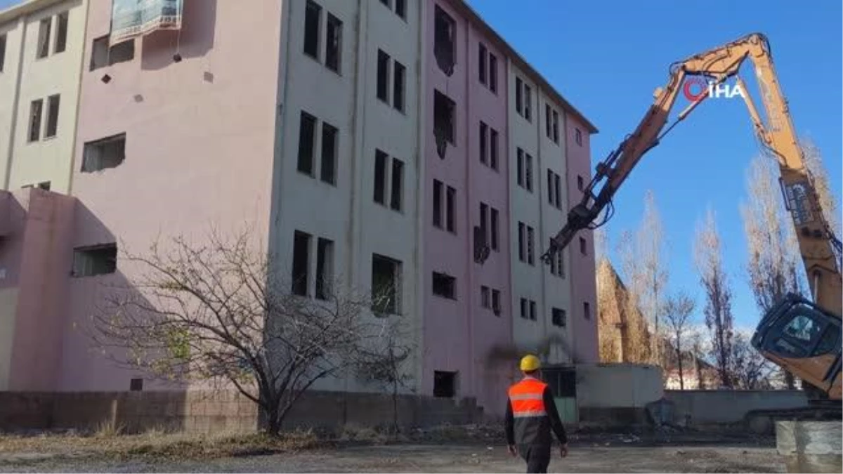 Kümbetin görünüşünü bozan yurt binasının yıkım çalışmaları başladı