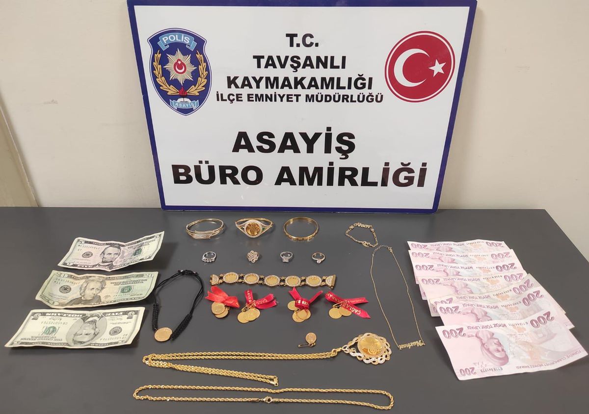 Kütahya\'da bir evden hırsızlık yapan 3 şüpheli yakalandı