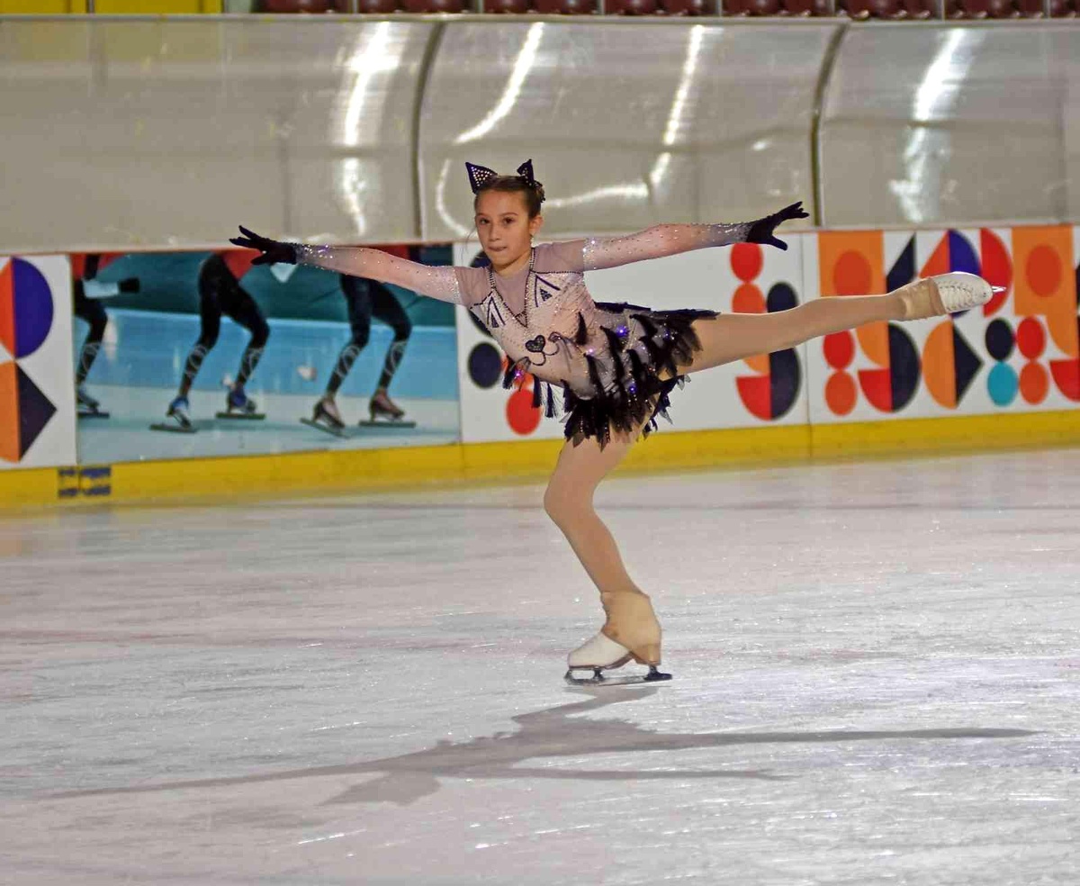 Minik buz pateni sporcusu Doğa, annesinin yolunda