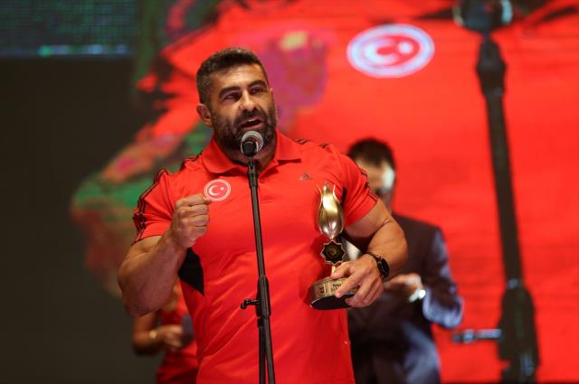 'Muş Altın Lale Ödülleri' sahiplerini buldu 'Muş Altın Lale Ödülleri' sahiplerini buldu