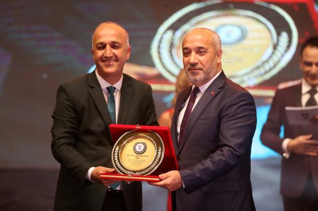 'Muş Altın Lale Ödülleri' sahiplerini buldu 'Muş Altın Lale Ödülleri' sahiplerini buldu