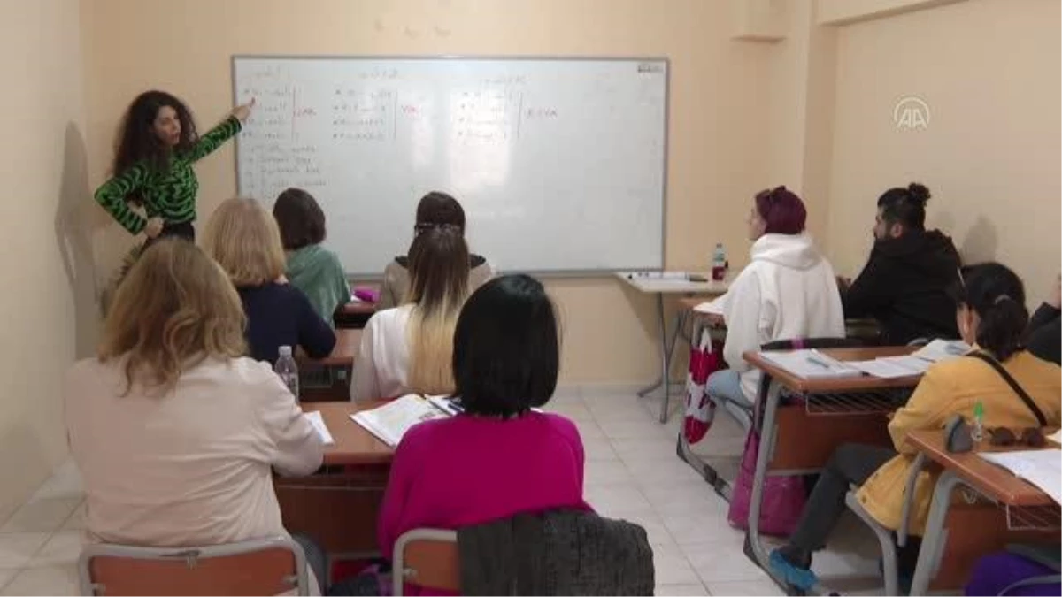 Rusya ve Ukrayna vatandaşları İzmir\'de aynı sınıfta Türkçe öğreniyor