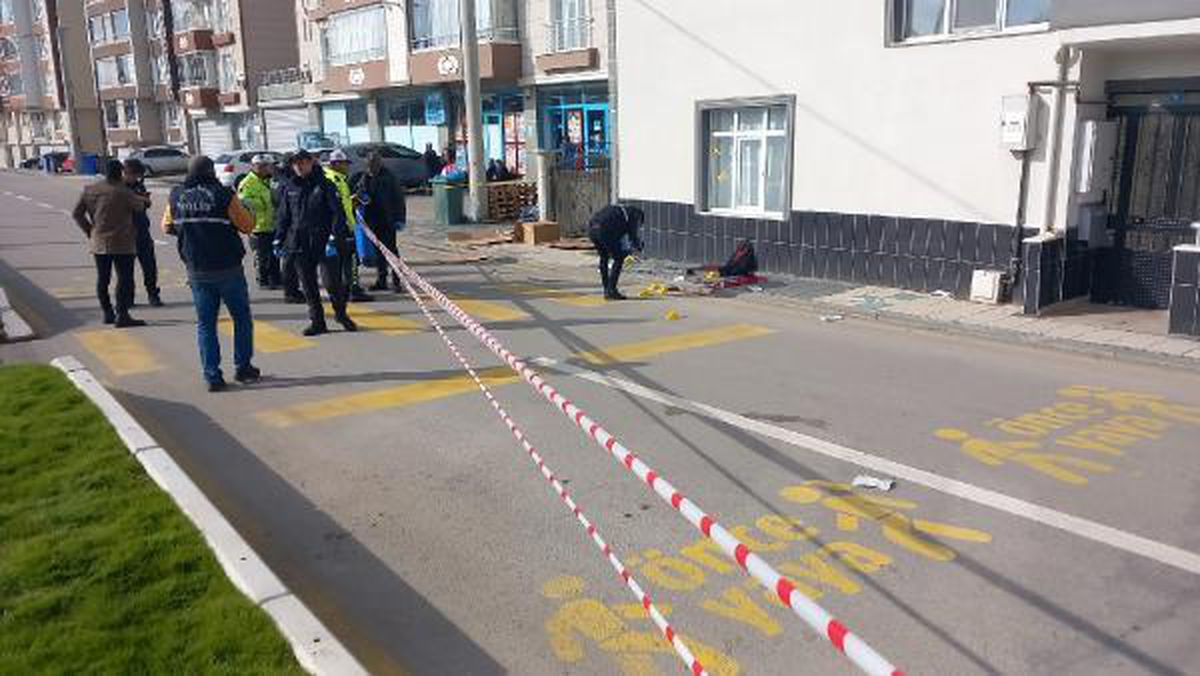 SOKAKTA KIZ ARKADAŞINI ÖLDÜRÜP, İNTİHAR ETTİ