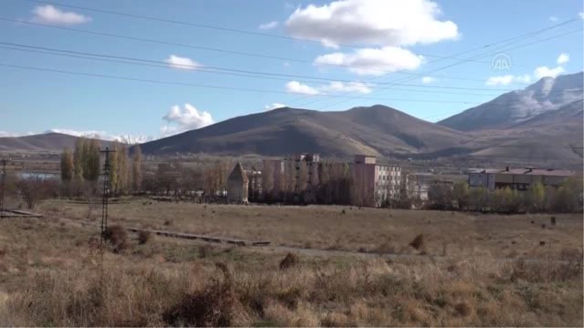 Tarihi kümbetin silüetini bozan ağır hasarlı yurt binasının yıkımına başlandı