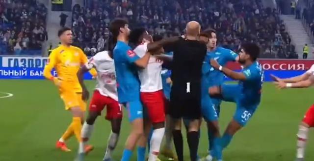 Yeşil saha boks ringine döndü! Rusya'daki dev maçta tekme tokat kavga