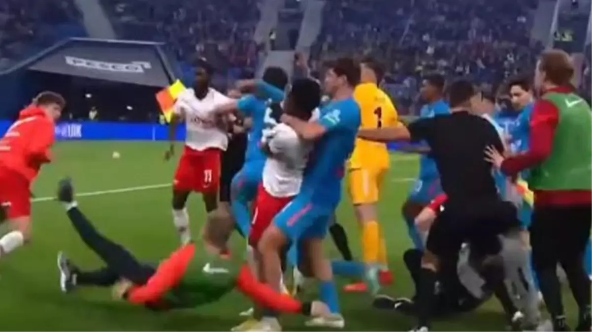 Rusya\'daki dev maçta yeşil saha boks ringine döndü! Kırmızı kartlar havada uçuştu