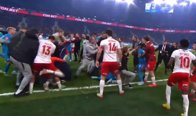 Yeşil saha boks ringine döndü! Rusya'daki dev maçta tekme tokat kavga