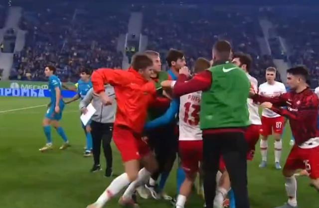 Yeşil saha boks ringine döndü! Rusya'daki dev maçta tekme tokat kavga