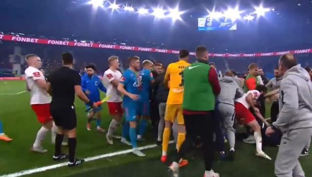 Yeşil saha boks ringine döndü! Rusya'daki dev maçta tekme tokat kavga