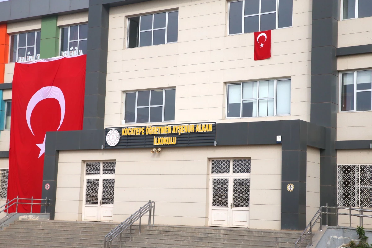 GAZİANTEP - YPG/PKK\'lı teröristlerin hayattan kopardığı öğretmen Ayşenur Alkan\'ın adı görev yaptığı okula verildi
