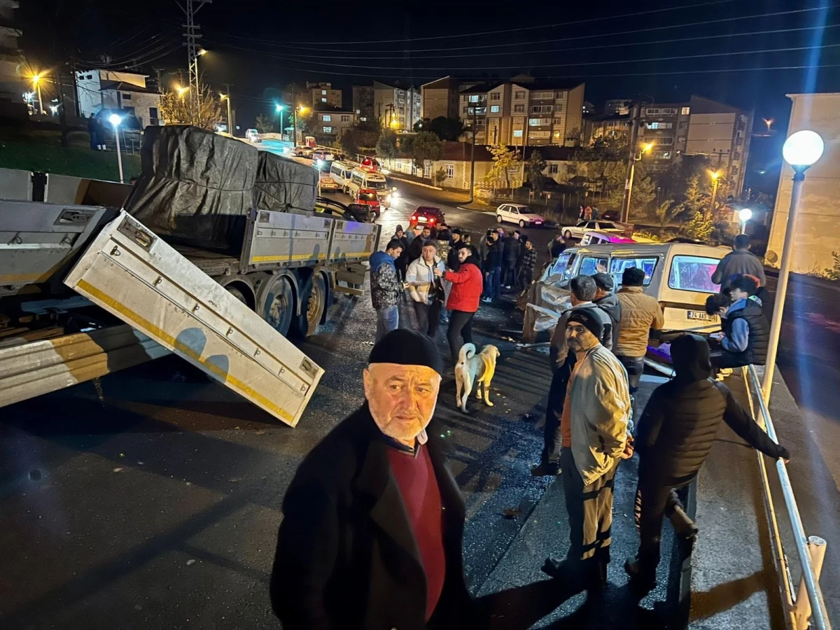 Zonguldak\'ta tırın dorsesinden düşen sac nedeniyle hafif ticari aracın sürücüsü yaralandı