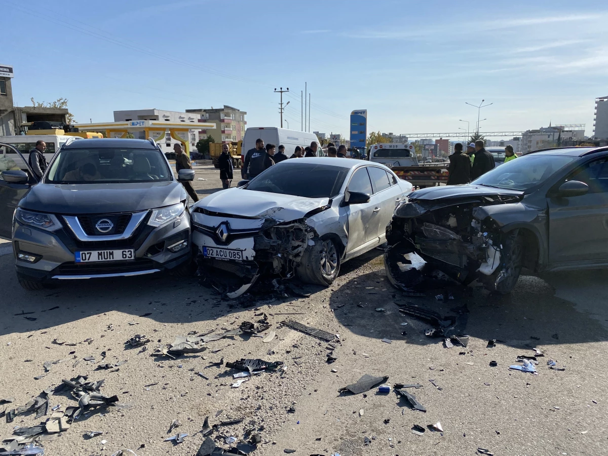 Üç aracın karıştığı kazada 3 kişi yaralandı