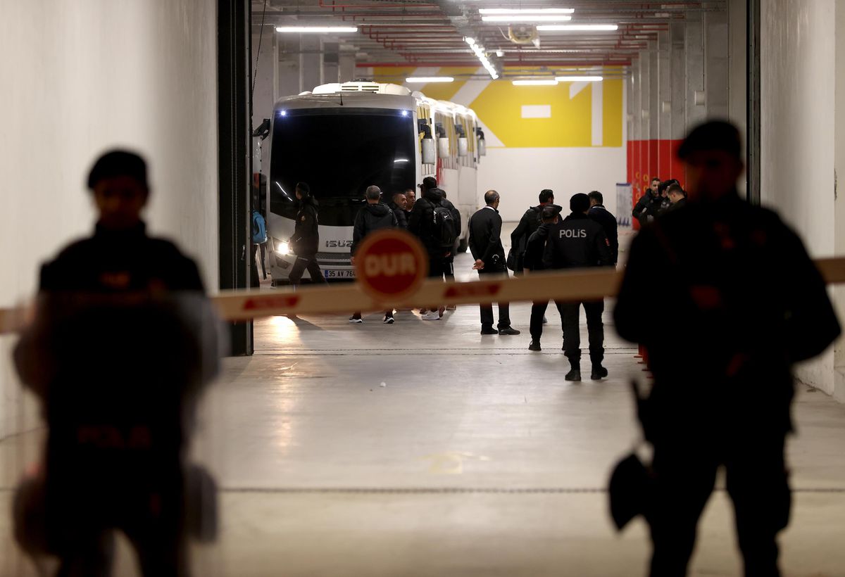 Altaylı futbolcular, Gürsel Aksel Stadı'ndan ayrıldı