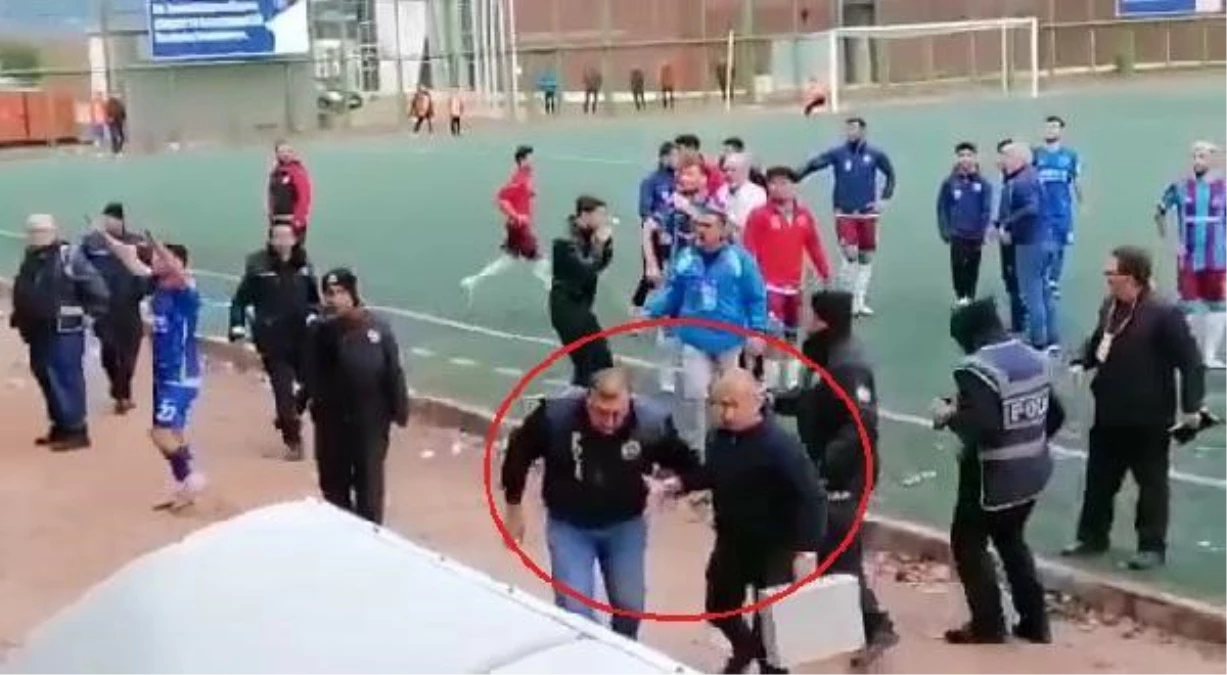 SPOR Amatör maçta sahaya atılan davul tokmağı, polisin yüzüne isabet etti