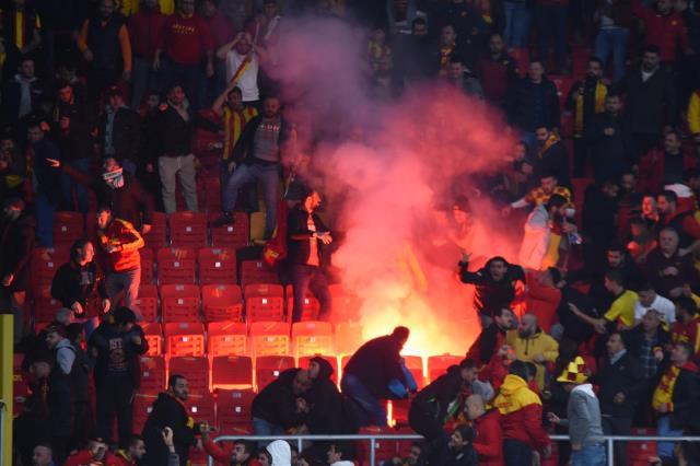 Ambulansın aranmamasıyla sıyrıldılar! Göztepe-Altay derbisinde fişeklerin stada sokulduğu görüntüler ortaya çıktı Ambulansın aranmamasıyla sıyrıldılar! Göztepe-Altay derbisinde fişeklerin stada sokulduğu görüntüler ortaya çıktı
