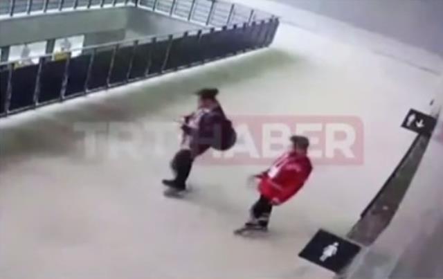 Ambulansın aranmamasıyla sıyrıldılar! Göztepe-Altay derbisinde fişeklerin stada sokulduğu görüntüler ortaya çıktı Ambulansın aranmamasıyla sıyrıldılar! Göztepe-Altay derbisinde fişeklerin stada sokulduğu görüntüler ortaya çıktı