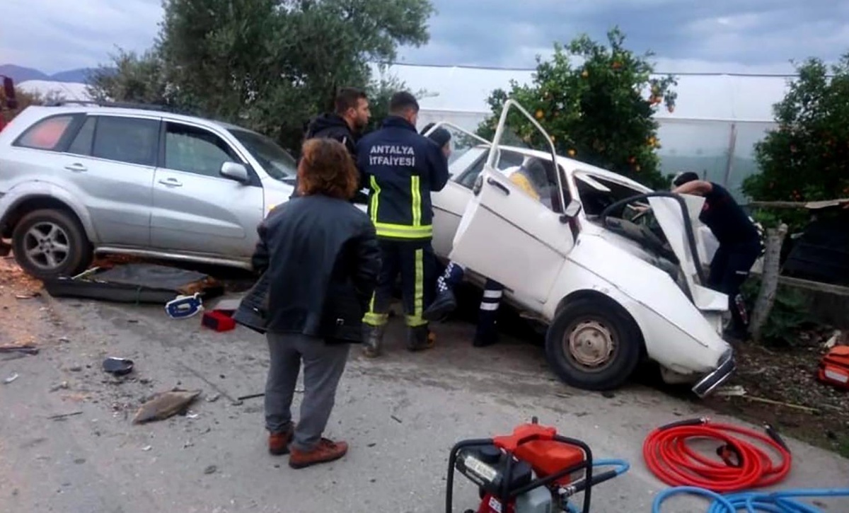 Antalya\'daki trafik kazasında 2 kişi öldü, 3 kişi yaralandı
