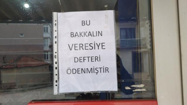 Bakkala borç ödemeye giren mahalleli, camda asılı notla birlikte büyük sevinç yaşadı Bakkala borç ödemeye giren mahalleli, camda asılı notla birlikte büyük sevinç yaşadı