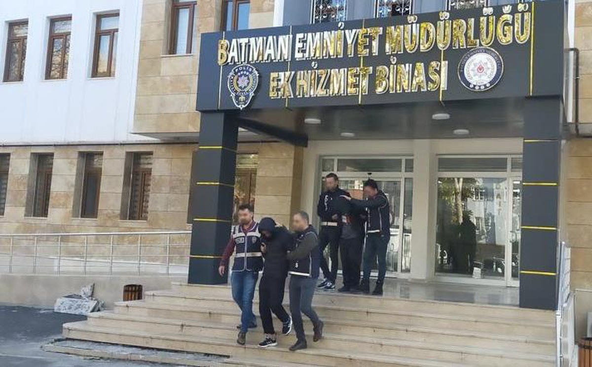 Batman\'da yakalanan 2 hırsızlık zanlısı tutuklandı