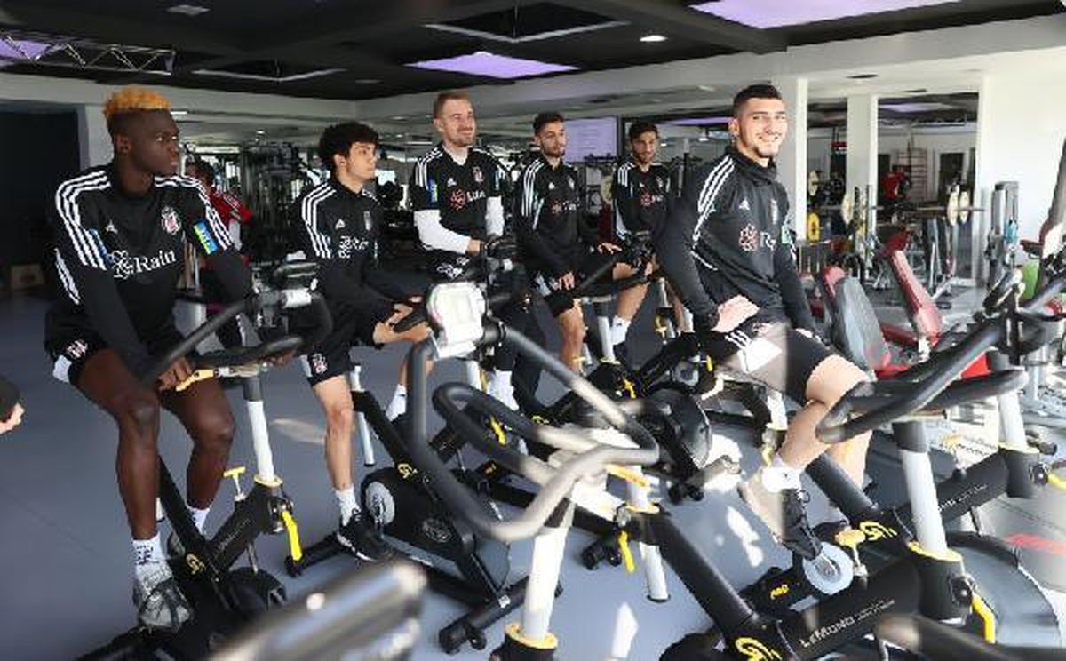 Beşiktaş günün ilk idmanını salonda yaptı
