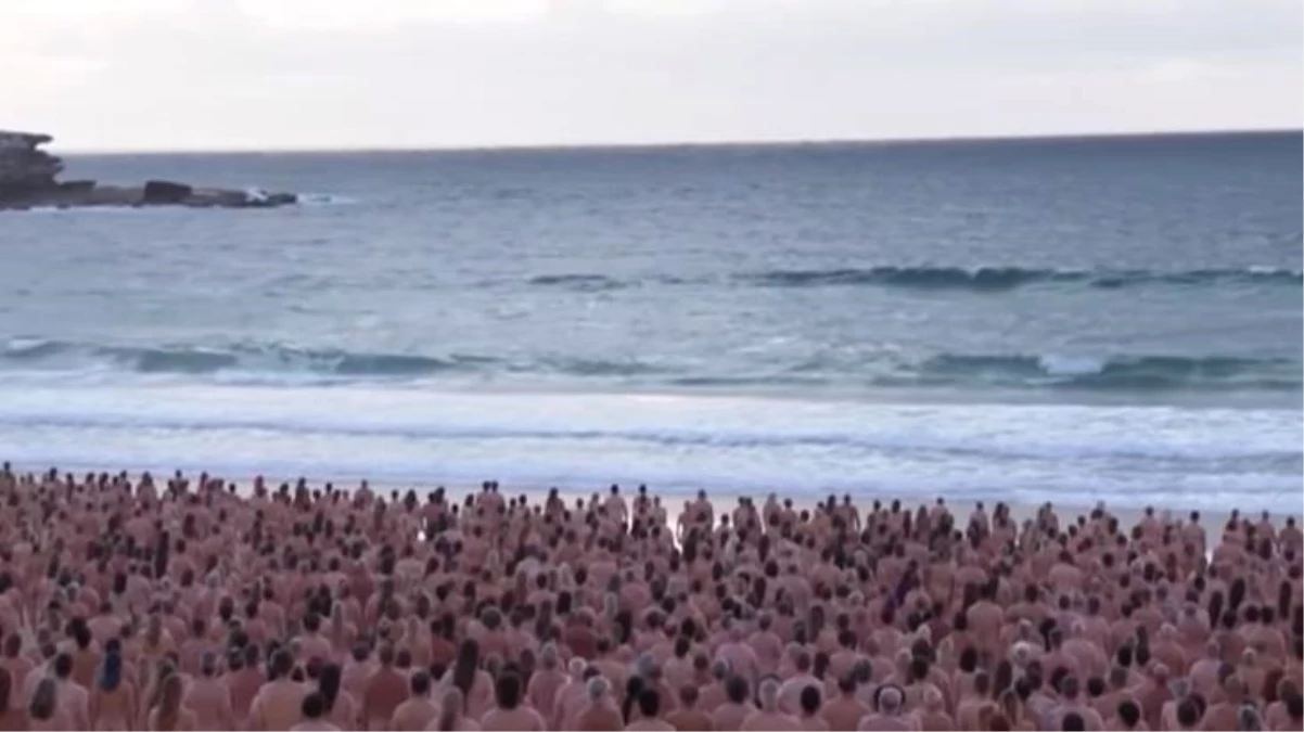 Binlerce kişi kanser farkındalığı yaratmak için denize çırılçıplak girdi