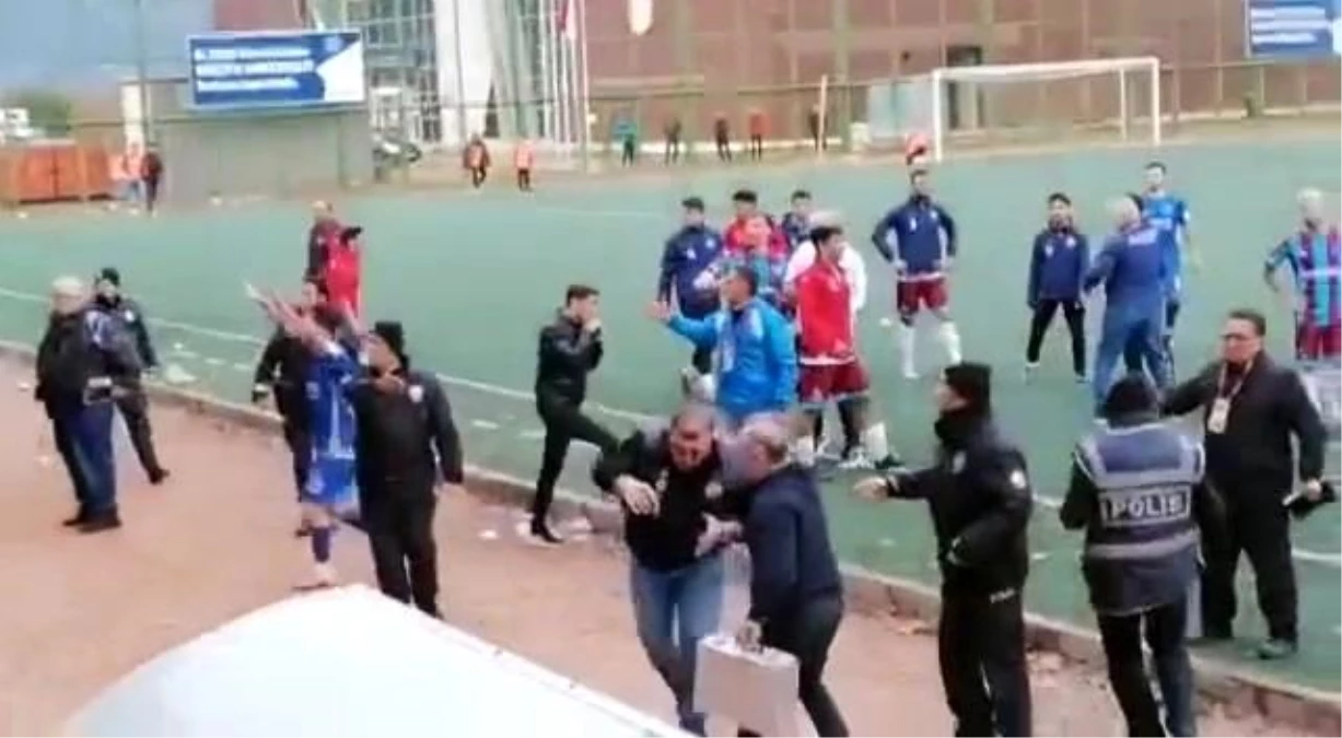 Bursa\'da amatör maçta bir polis ile bir futbolcu yaralandı
