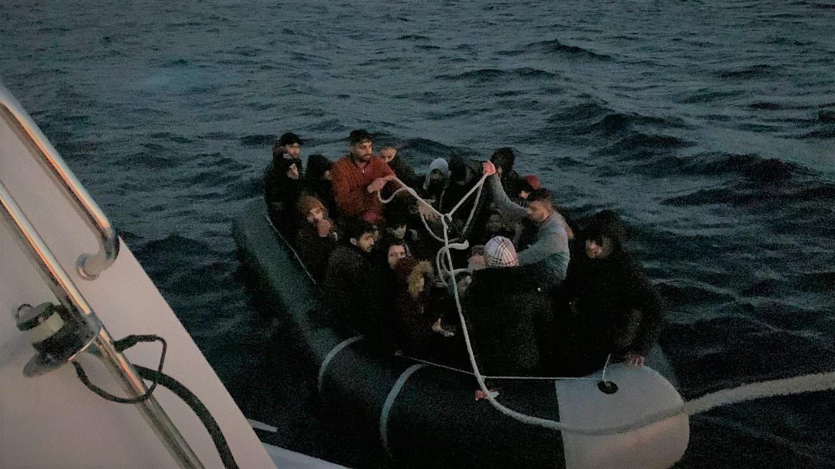 Çanakkale\'de Türk kara sularına itilen 22 düzensiz göçmen kurtarıldı
