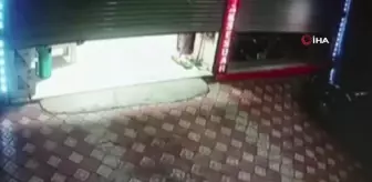 Çantasını iş yerinde unuttu, kapanmak üzere olan kepengin altından yuvarlanarak çıktı