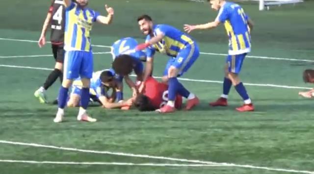 Çaycumaspor'un kalecisi Demirdelen'in maçta yaşadığı kazada kafatası çatladı...O anlar amatör kamerada Çaycumaspor'un kalecisi Demirdelen'in maçta yaşadığı kazada kafatası çatladı...O anlar amatör kamerada