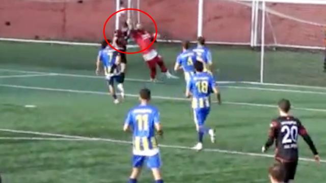 Çaycumaspor'un kalecisi Demirdelen'in maçta yaşadığı kazada kafatası çatladı...O anlar amatör kamerada Çaycumaspor'un kalecisi Demirdelen'in maçta yaşadığı kazada kafatası çatladı...O anlar amatör kamerada