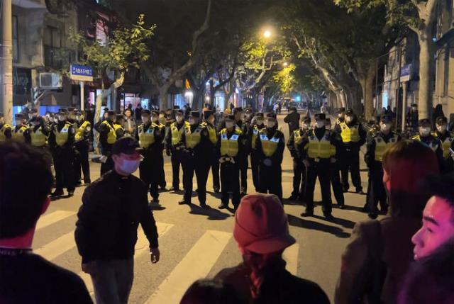 Çin'de Kovid-19 tedbirleri yeniden getirildi! Ülke genelinde protestolar başladı