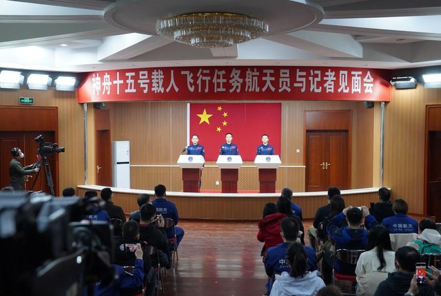 Çin'in Shenzhou-15 Misyonunun Taykonotları Basınla Buluştu
