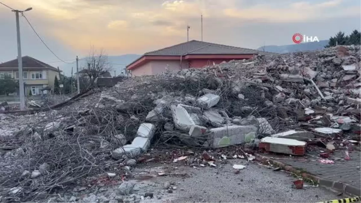 Düzce\'de depremde zarar gören binaların yıkımı sürüyor